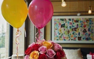 Ramo de flores para cumpleaños con rosas rojas, rosadas y amarillas y globos