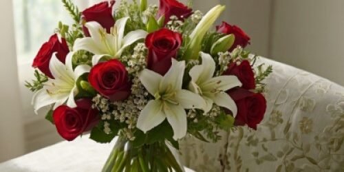 Ramo de flores con rosas rojas y flores variadas